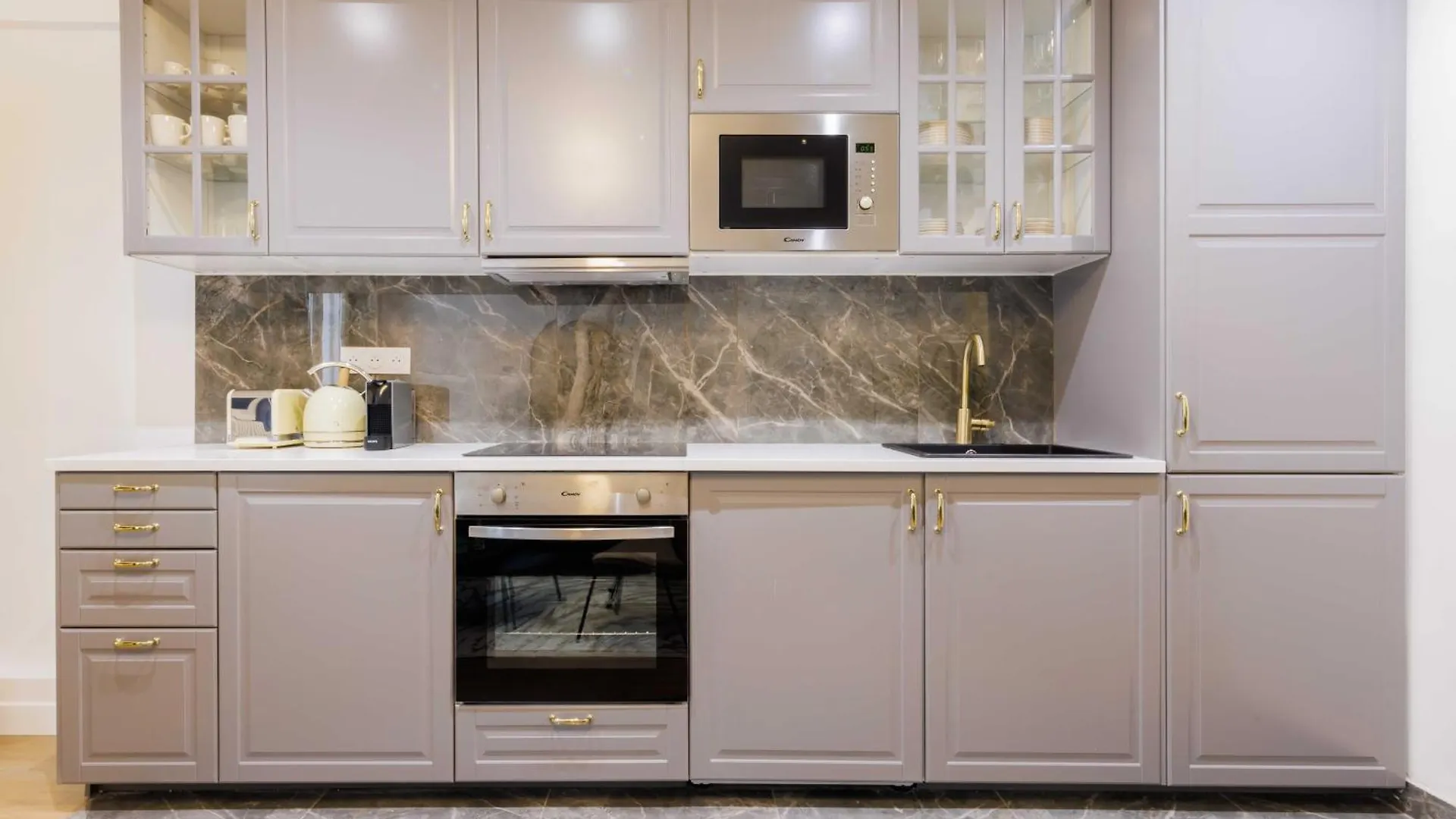 Apartment 3 Min From Haussmann, Sleeps 6 , 2Bdr Paris