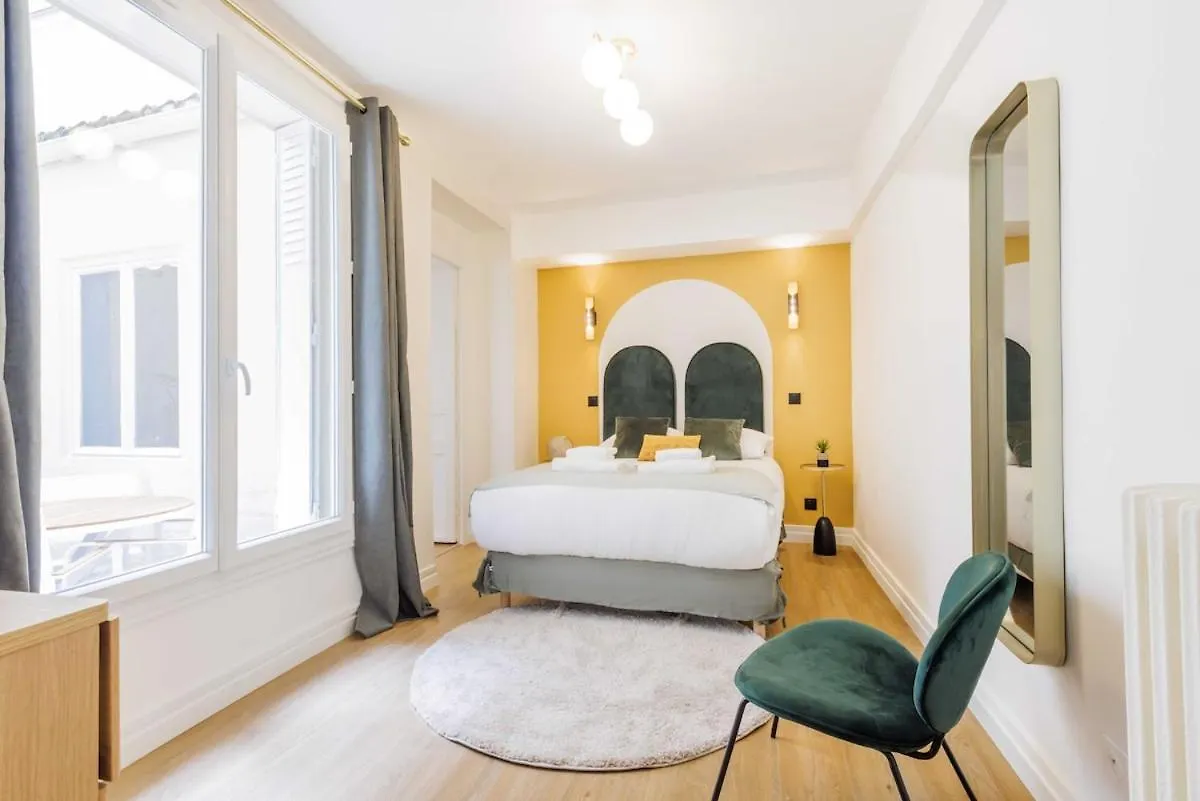Apartment 3 Min From Haussmann, Sleeps 6 , 2Bdr Paris