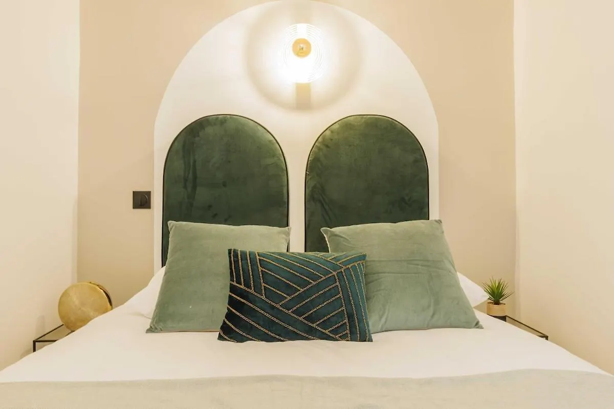 Apartment 3 Min From Haussmann, Sleeps 6 , 2Bdr Paris France
