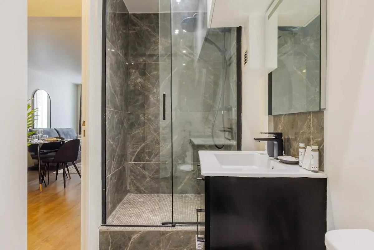 Apartment 3 Min From Haussmann, Sleeps 6 , 2Bdr Paris