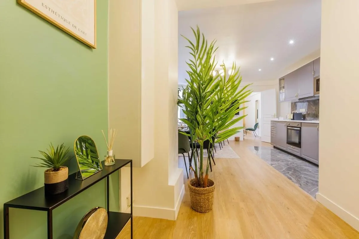 Apartment 3 Min From Haussmann, Sleeps 6 , 2Bdr Paris