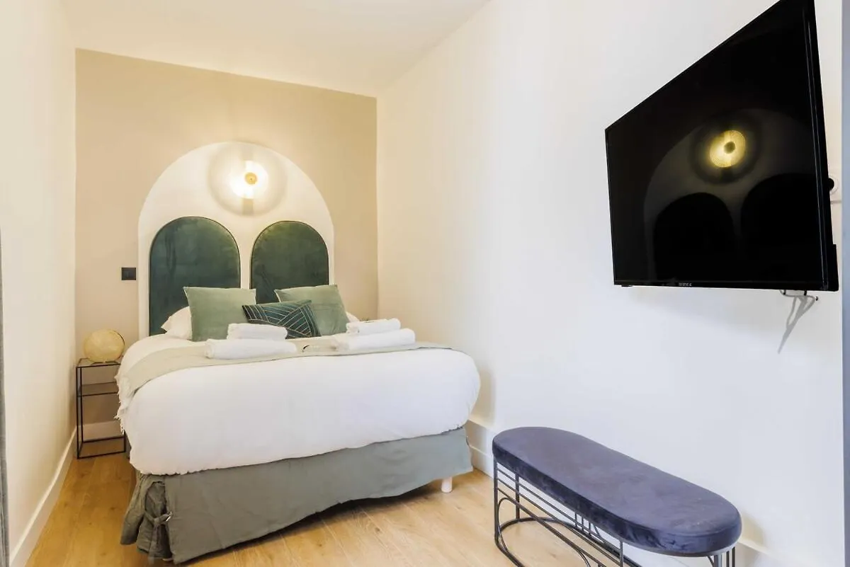 Apartment 3 Min From Haussmann, Sleeps 6 , 2Bdr Paris 0*,