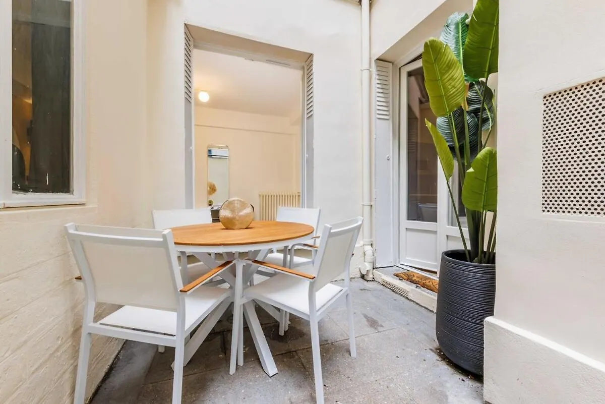 Apartment 3 Min From Haussmann, Sleeps 6 , 2Bdr Paris