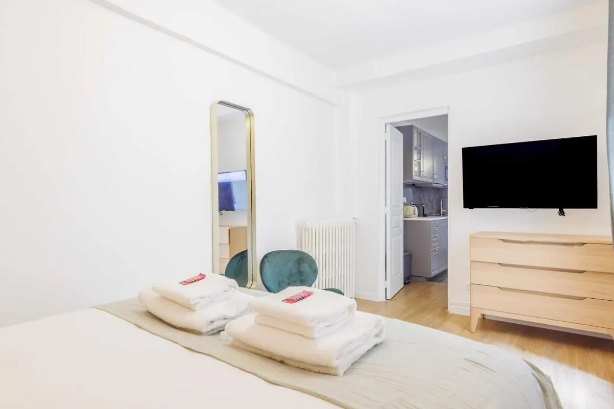 Apartment 3 Min From Haussmann, Sleeps 6 , 2Bdr Paris