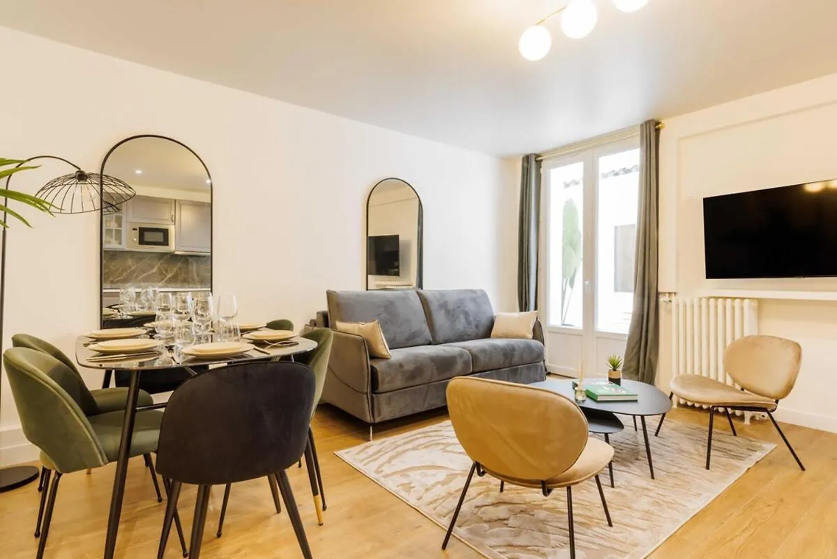 Apartment 3 Min From Haussmann, Sleeps 6 , 2Bdr Paris 0*,