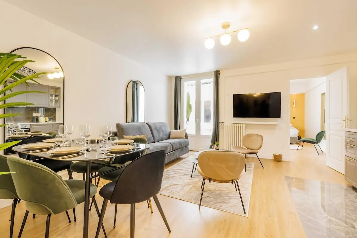 Apartment 3 Min From Haussmann, Sleeps 6 , 2Bdr Paris