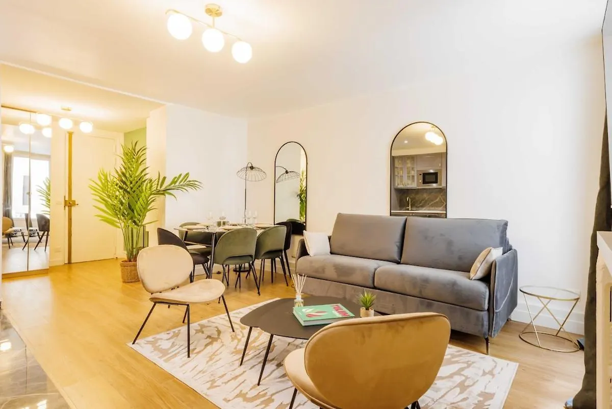 Apartment 3 Min From Haussmann, Sleeps 6 , 2Bdr Paris