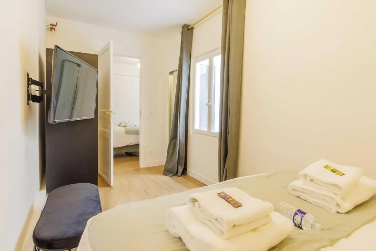 Apartment 3 Min From Haussmann, Sleeps 6 , 2Bdr Paris